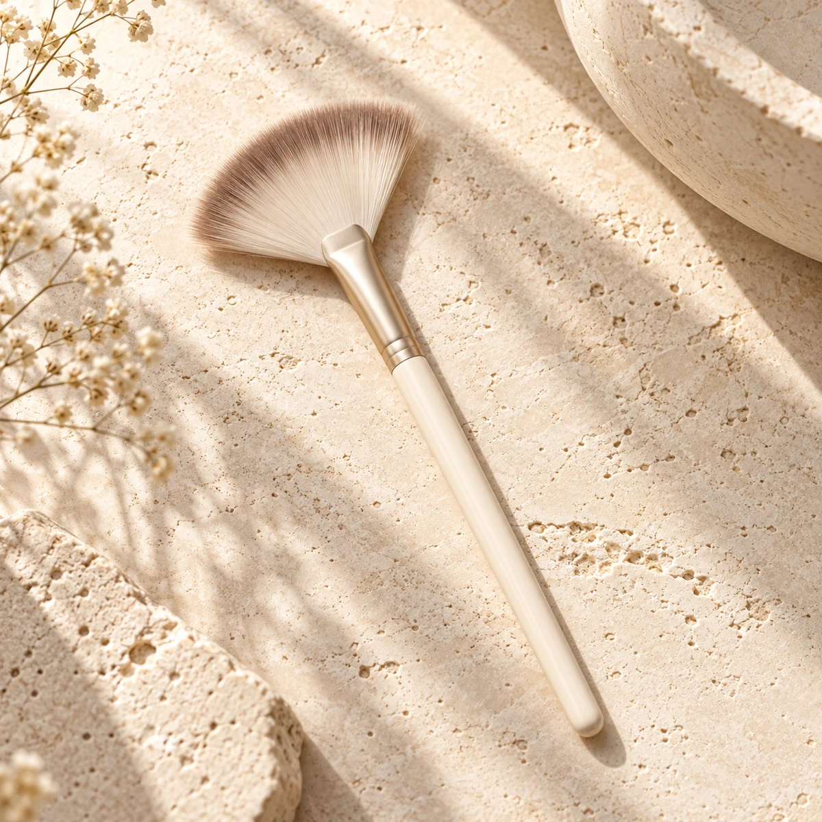 Crème Petite Fan Highlight Brush — Cream handle / taupe-tipped ivory bristles fan highlight brush design