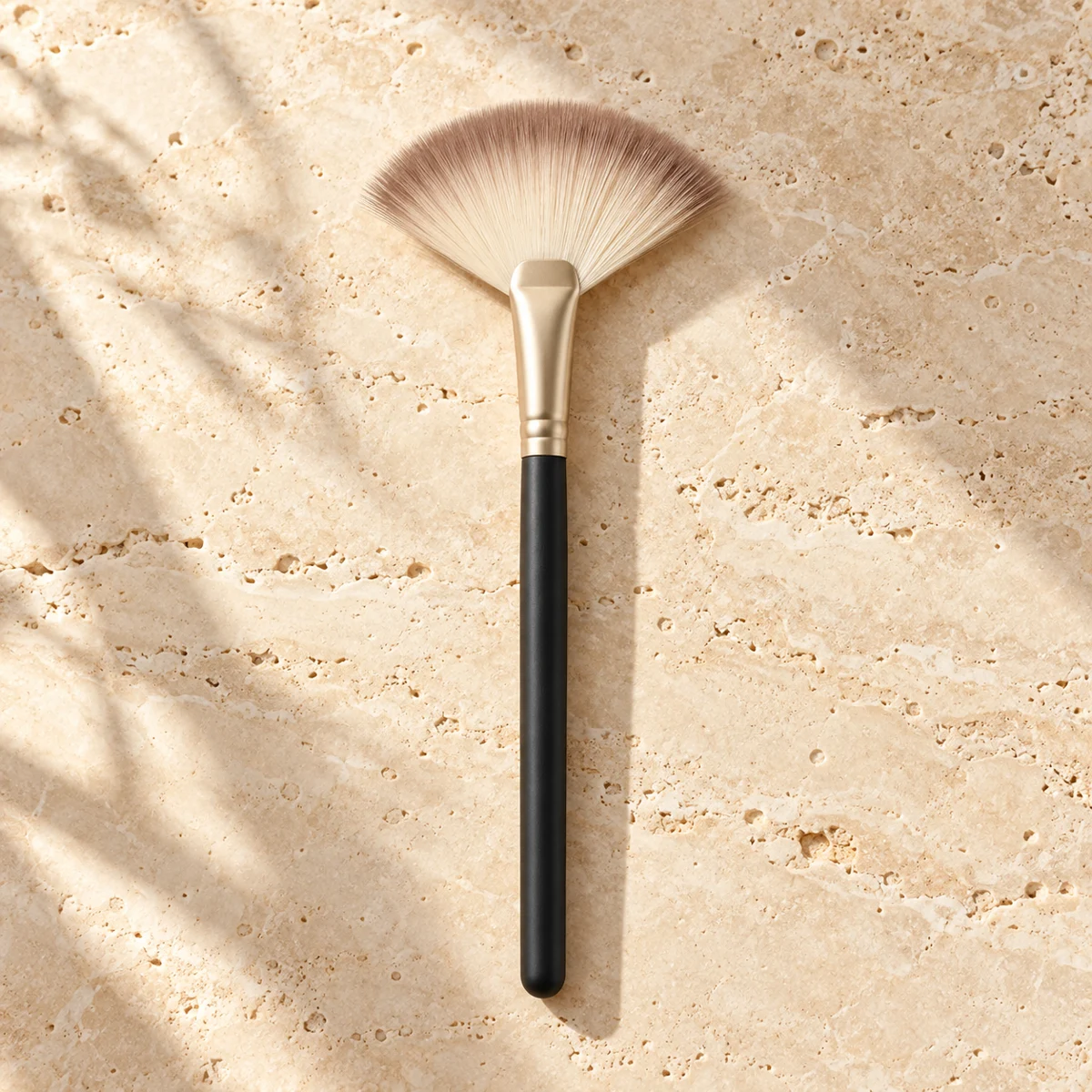 Noir Petite Fan Highlight Brush — Charcoal handle / taupe-tipped ivory bristles fan highlight brush design