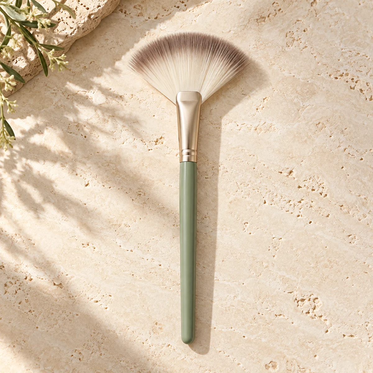 Sauge Petite Fan Highlight Brush — Sage handle / taupe-tipped ivory bristles fan highlight brush design